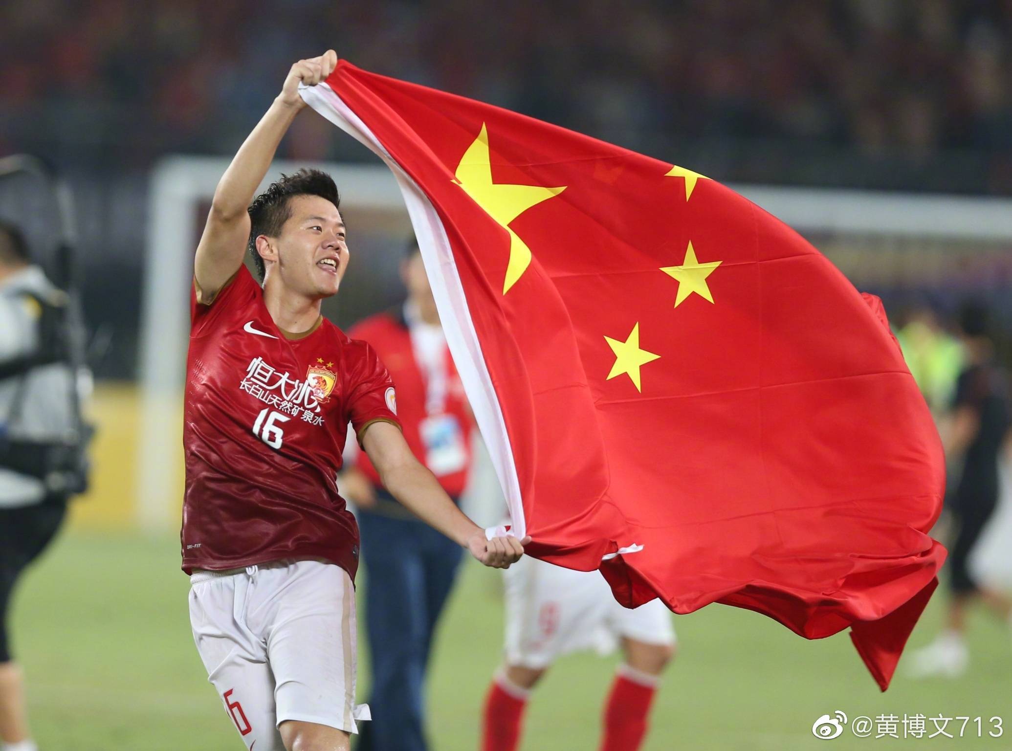媒体人士谈论黄博文：亚冠联赛冠军拉着国旗跑 中国足球没有“世博”
