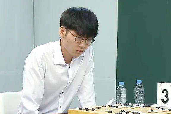 （韩棋迷:柯洁又要夺冠?申真谞不在好像少点什么）韩棋迷,柯洁烂柯杯一轮游,但LG杯复仇申旻埈,依是申真谞最强外敌!插图