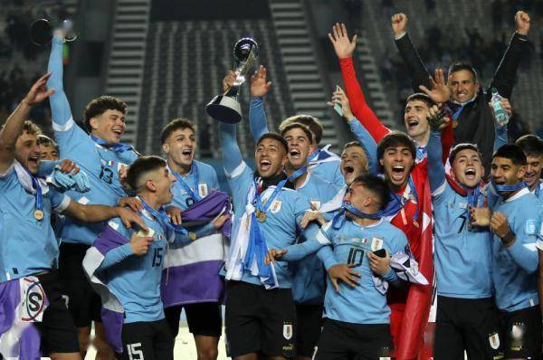 （乌拉圭足球世界杯冠军）乌拉圭队夺得U20男足世界杯冠军插图