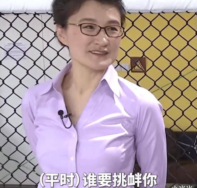 （张伟丽打哭对手）记者问张伟丽“生气了会上拳头吗？”，回答亮了，网友：活该你拿冠军！插图