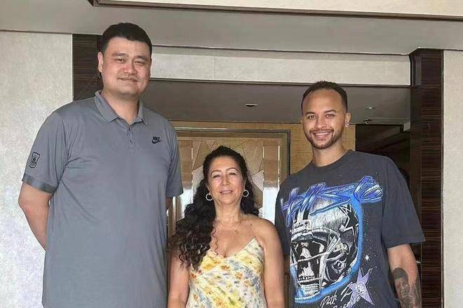 NBA球星来了，李凯尔和妈妈与姚明合影，恭喜中国男篮，实力大增插图