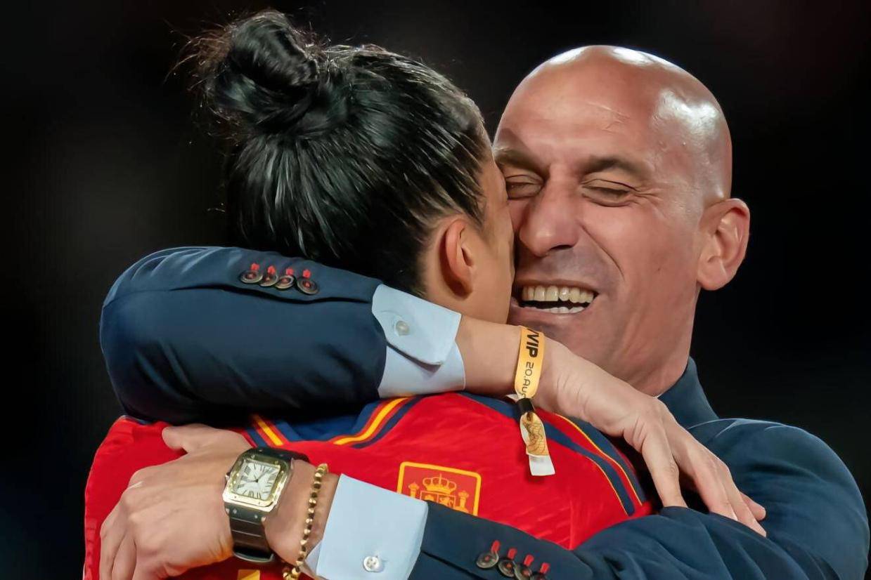（西班牙足球女友）世界杯夺冠，西班牙足协主席强吻女球员，多政要出面声讨：辞职！插图