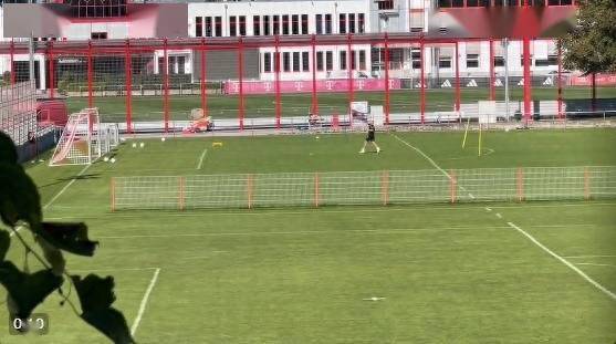 （拜仁 格雷罗）记者：格雷罗今天到拜仁训练基地单独训练，加强体能和状态