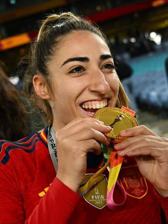 （西班牙足球队奥尔默）西班牙女足球员奥尔加·卡蒙娜：制胜一球灵感来自父亲