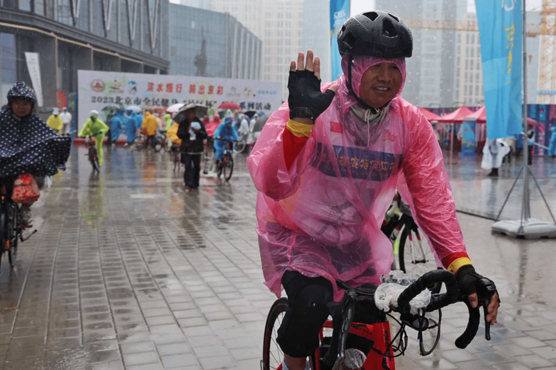 （运河骑行路线）难挡运动热情！300余名骑行爱好者雨中感受运河商务区插图