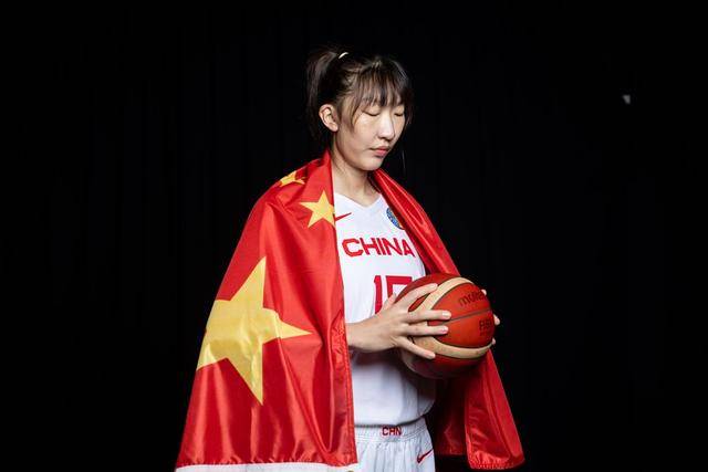 （中国篮球队女子）令人动容！福中女篮一姐发声祝福中国男篮，特意艾特李凯尔送他34个字插图