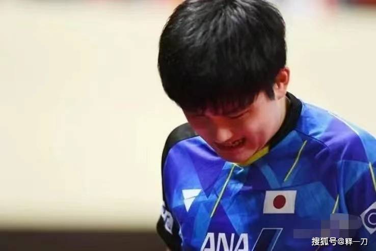 （日本乒乓球选手张本智）日本乒乓爆冷出局，国乒集体憋笑表情精彩，张本智和赛后埋怨观众