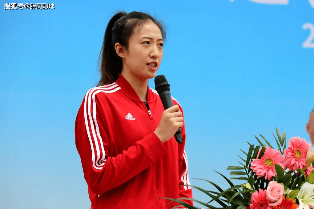 （中国女排丁霞美照）中国女排无缘直通奥运，33岁丁霞宣布生涯重大决定，蔡斌批准插图