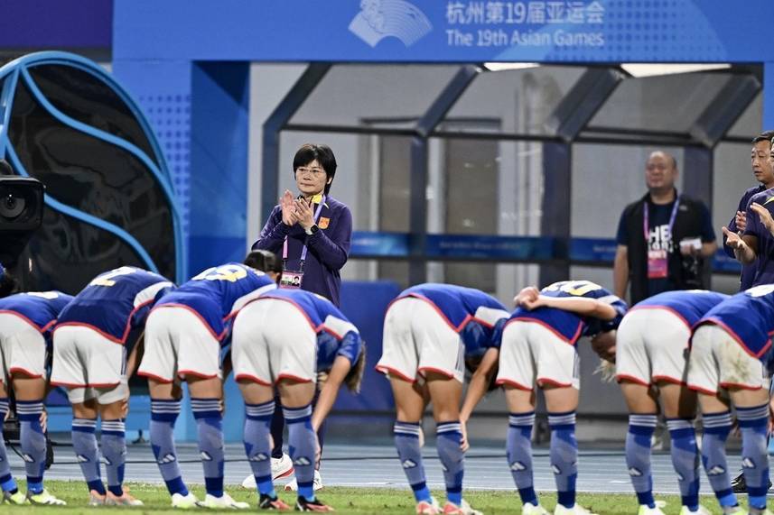 致敬！日本女足赛后向水庆霞鞠躬 中国女足输球却赢尊重