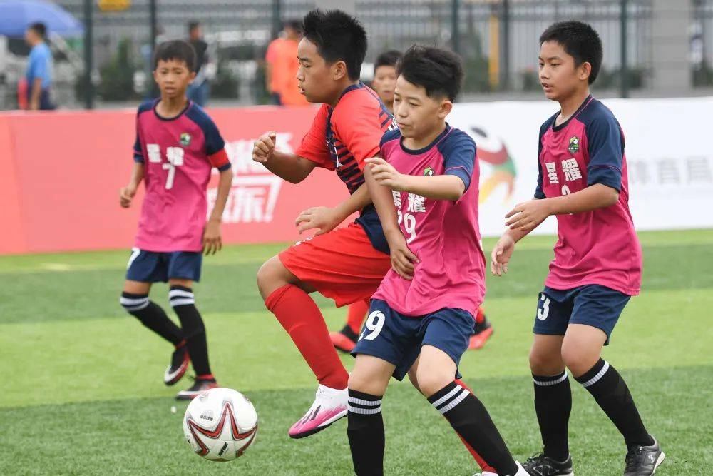 （国足退役年龄）中国足球的“12岁退役”现象：此难题不破，国足难兴插图