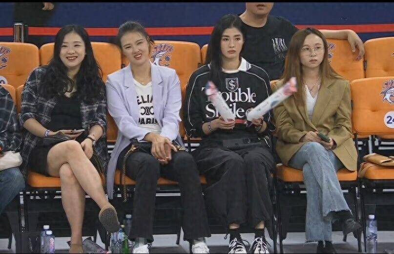 张常宁说要复出 结果出现在篮球场上 旁边还坐着女足颜值担当赵丽娜插图