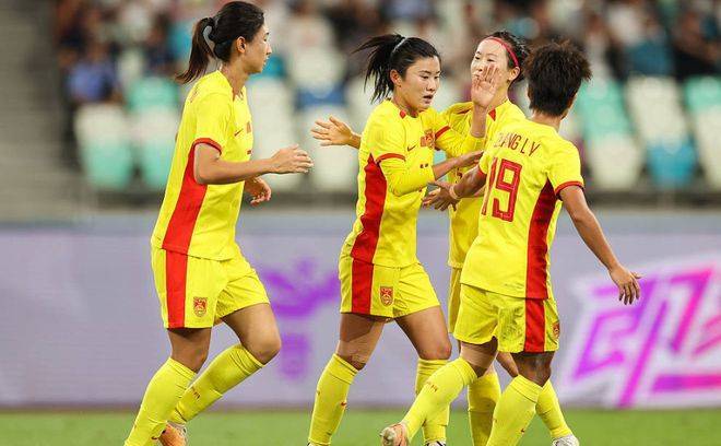 中国女足3:0击败泰国女足 金锣致敬“不服输”的女足精神插图