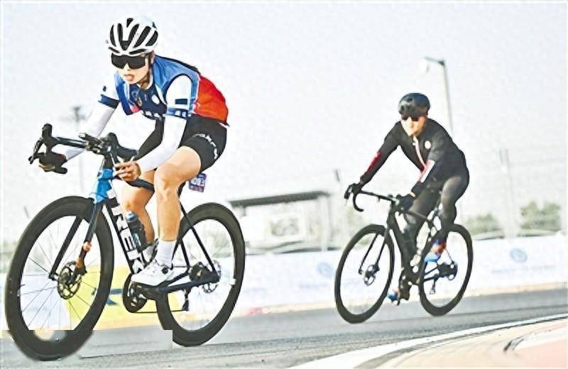 千余名自行车爱好者 “骑”聚郑州国际赛车场较高下