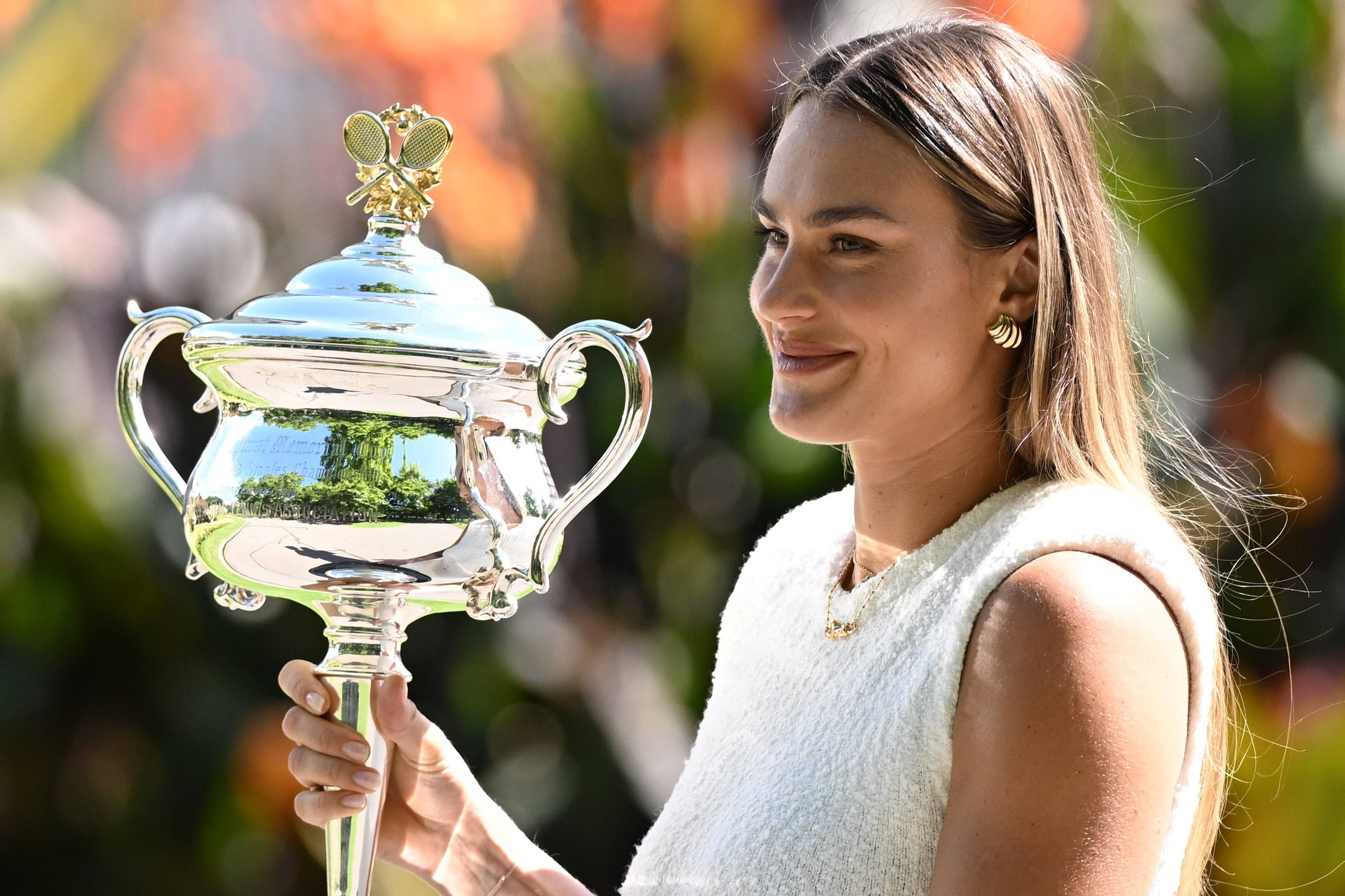 (女网萨巴伦卡)网球-澳网:萨巴伦卡展示女单冠军奖杯